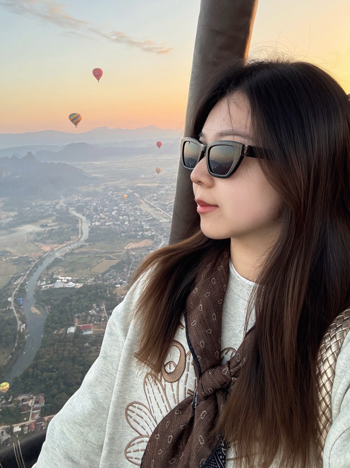 热气球上迎着晨光的旅人