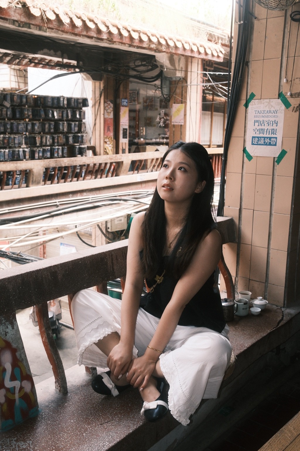 木窗边静坐的女子