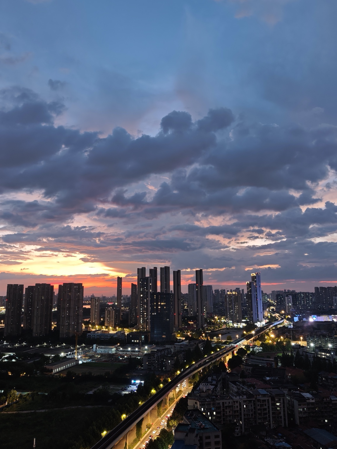 晚霞与城市灯火