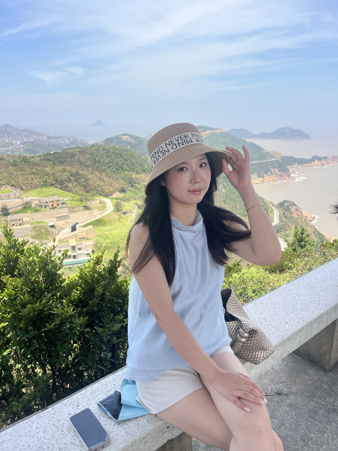 海湾山坡上的白衣旅人