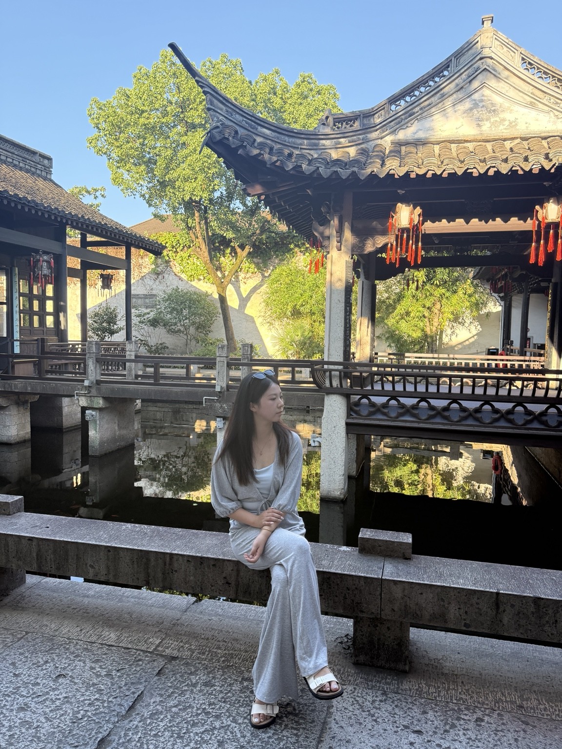 园亭与石栏旁的女子