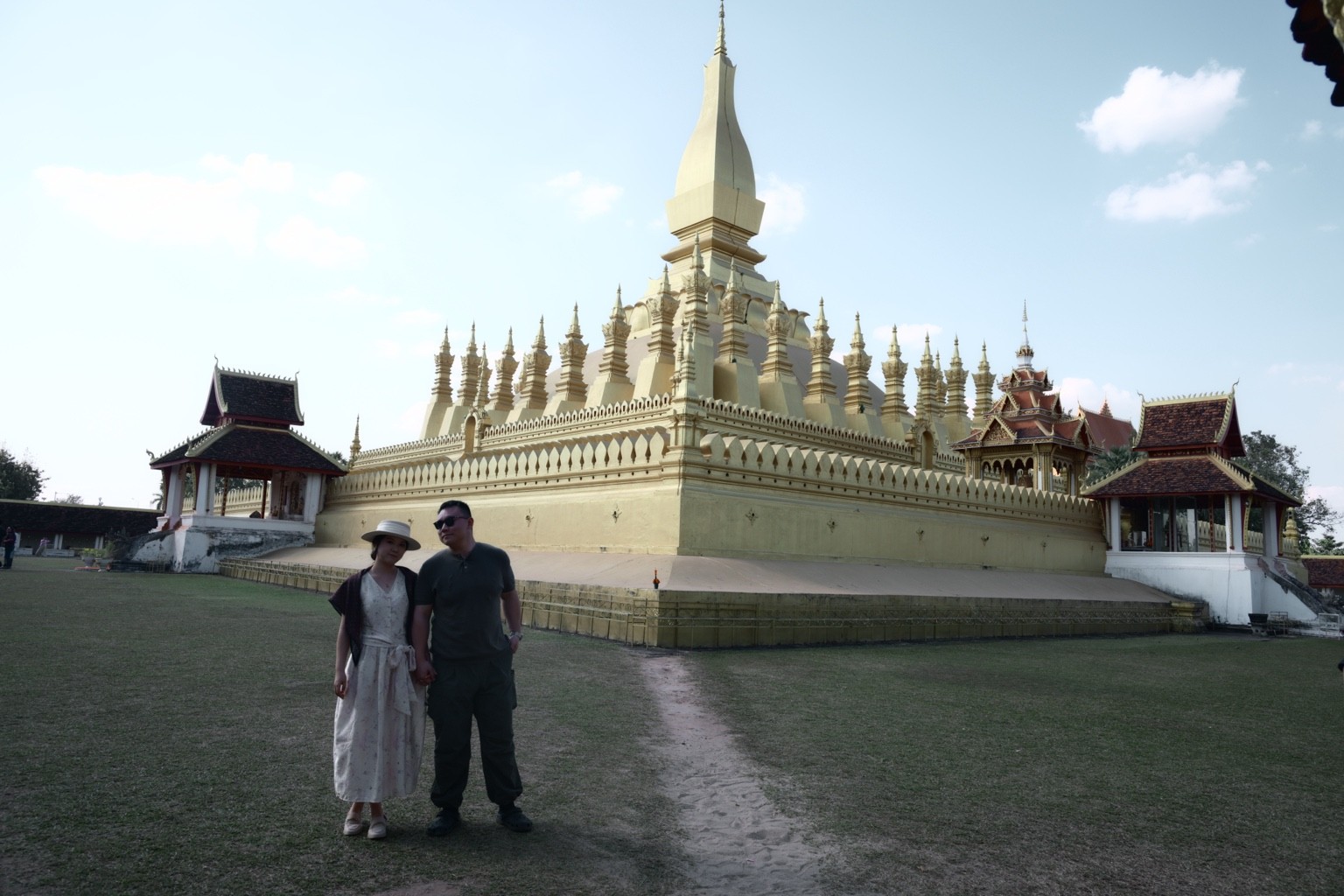 两位旅人在金色佛塔前合影