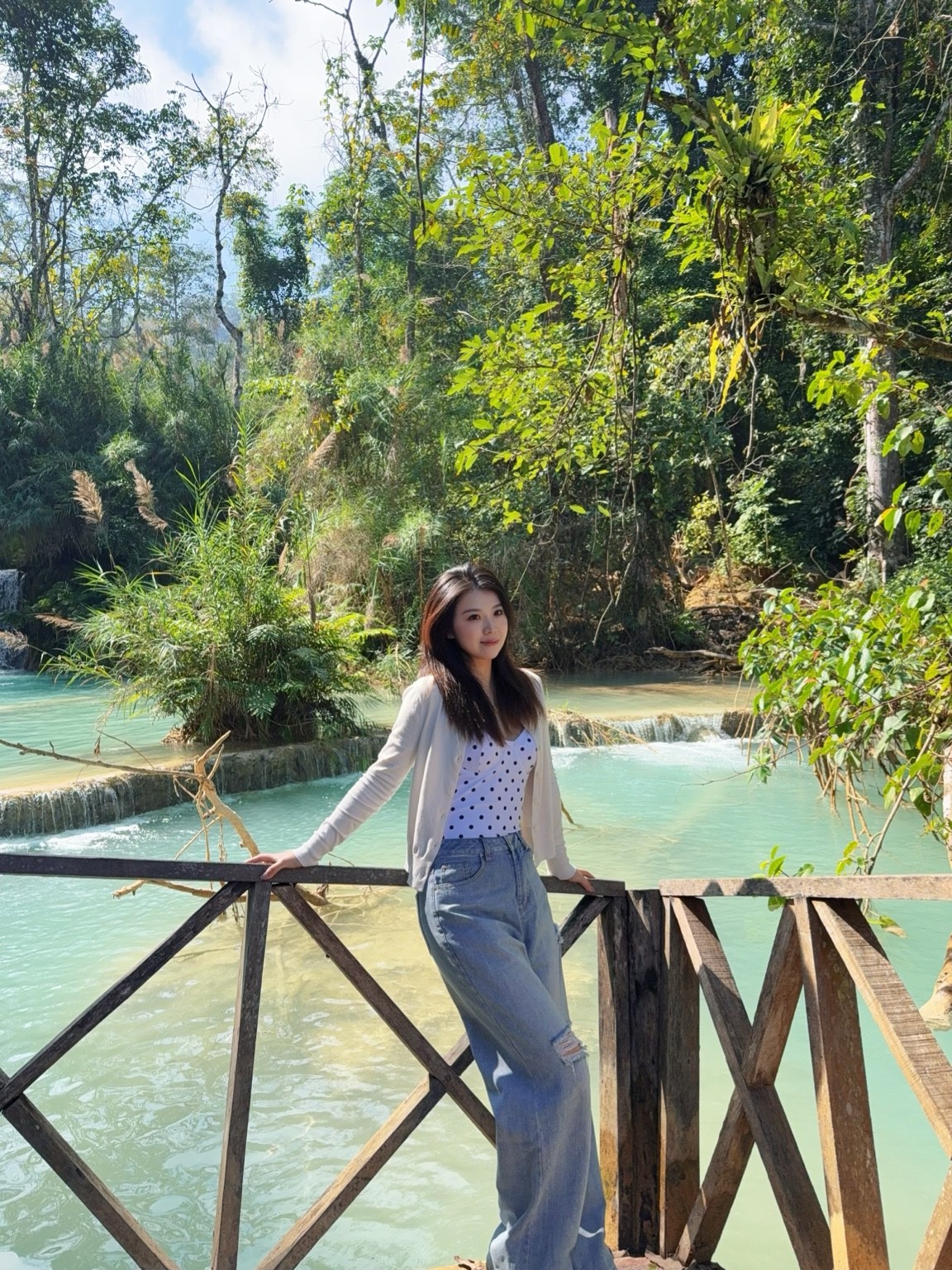 碧水旁木栏杆边的旅人